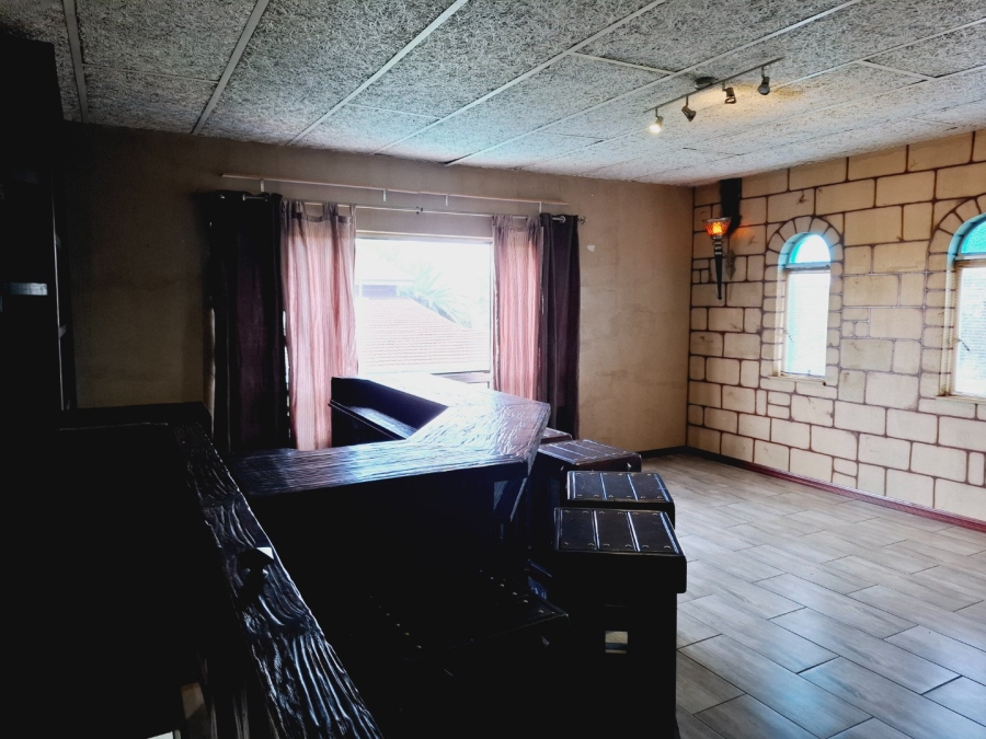 5 Bedroom Property for Sale in Fichardt Park Free State